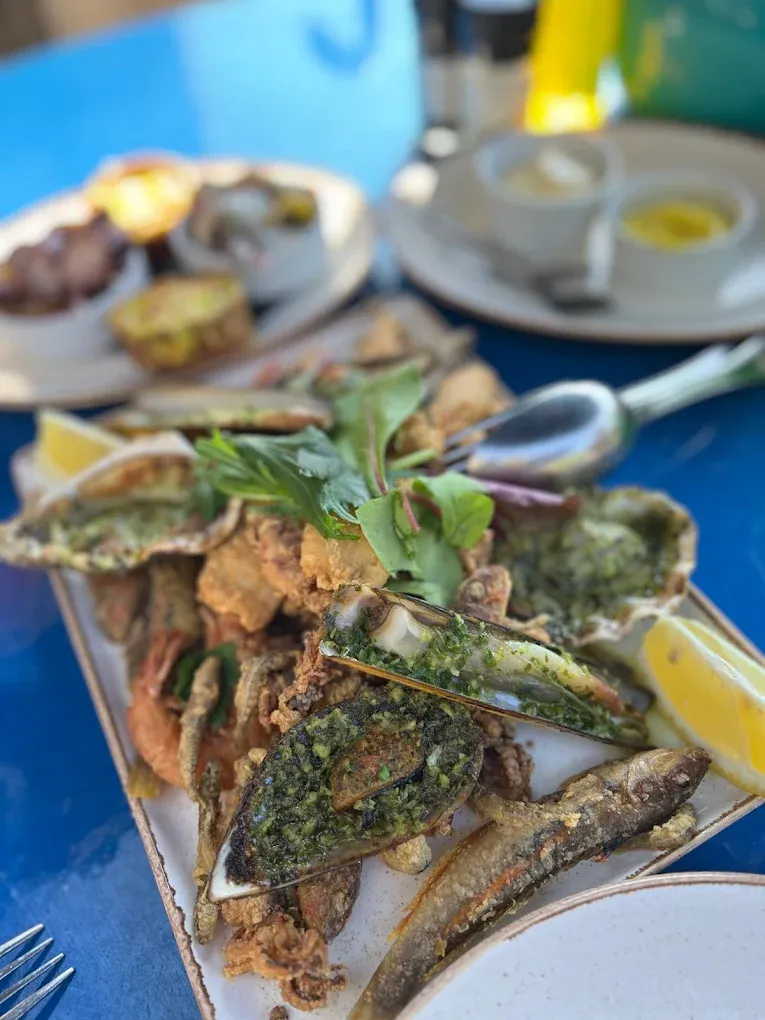 Assiette de friture et fruits de mer en entrée au Bistrot Loudet, Saint-Raphaël